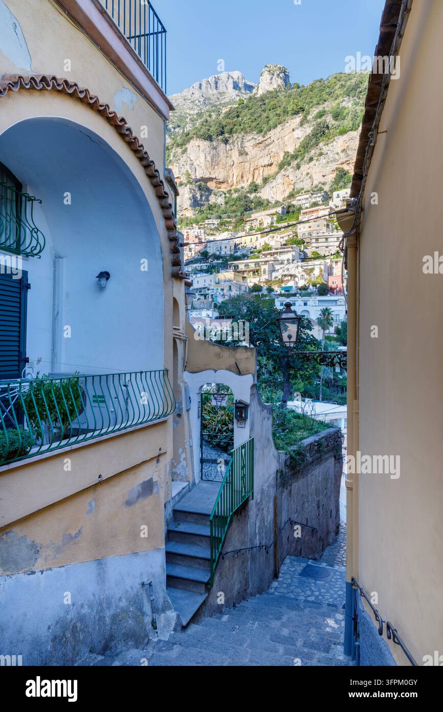 Positano - côte amalfitaine - L'allée de la vieille ville avec la montagne Monte St. Michaele ou Monte Molare (1444m). Banque D'Images