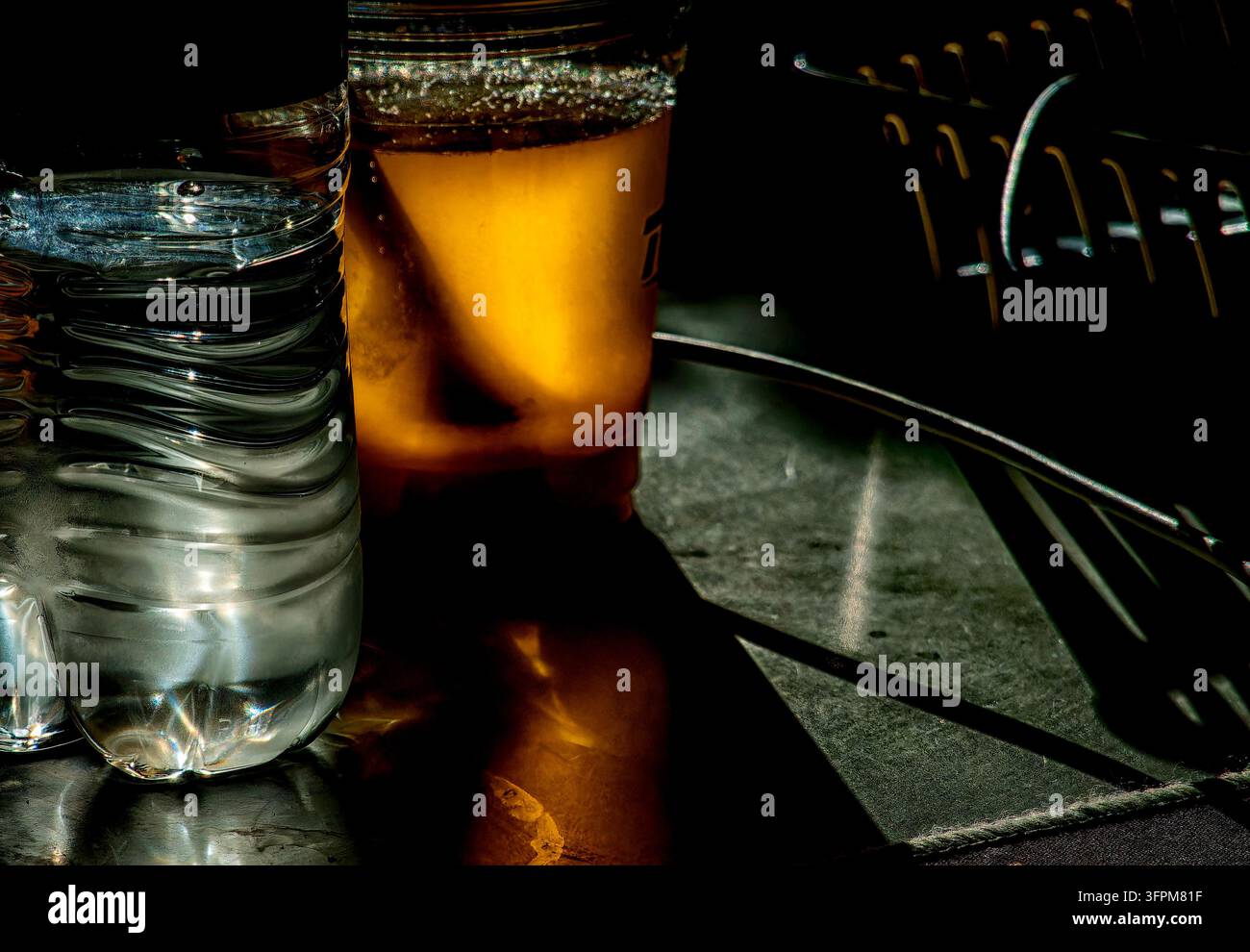un récipient en plastique ou en verre transparent torsadé et ondulé, ainsi que d'autres objets abstraits Banque D'Images