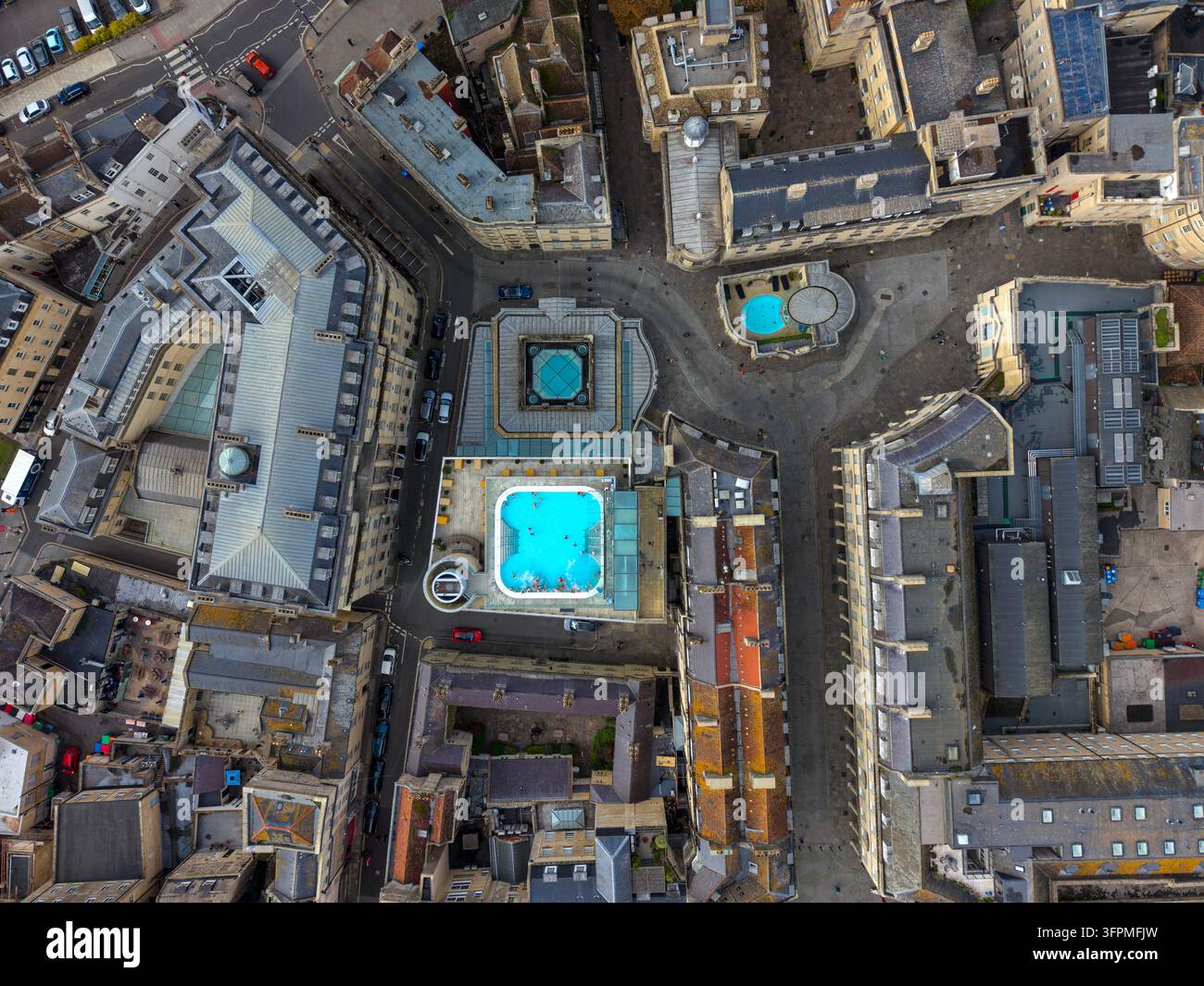 Photo aérienne de la piscine sur toit en plein air du Thermae Bath Spa dans la ville de Bath, classée au patrimoine mondial de l'UNESCO, dans le Somerset, Royaume-Uni. Banque D'Images