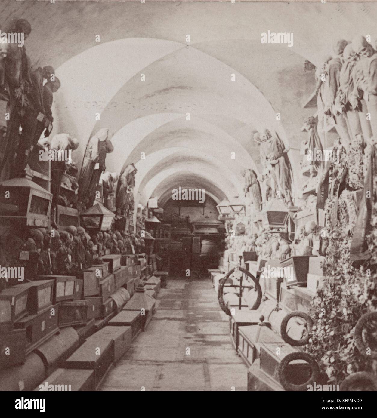 Photo d’archive des catacombes des Capucins, Rome. Italie. (1899) Cette stéréographie de 1899 représente la crypte des Capucins située sous l’église Santa Maria della Concezione dei Cappuccini à Rome, en Italie. Datant du XVIIe siècle, le site est connu pour ses arrangements décoratifs des restes squelettiques de plusieurs milliers de moines, servant de memento mori visuel. Popularisée à la fin du XIXe siècle comme une étape incontournable pour les voyageurs européens Banque D'Images