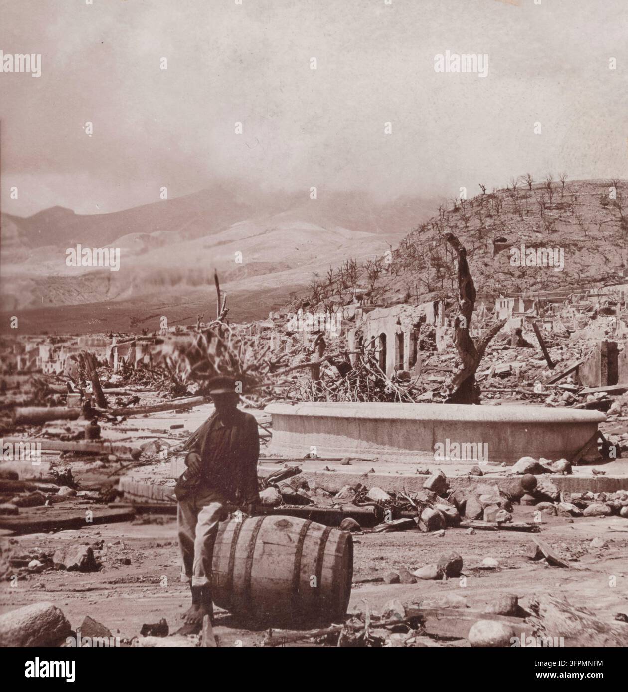 Photo d’archive de la Fontaine, Place Bertin, autrefois cœur battant de la ville, Saint-Pierre, Martinique, F.W.I. (1903) Banque D'Images