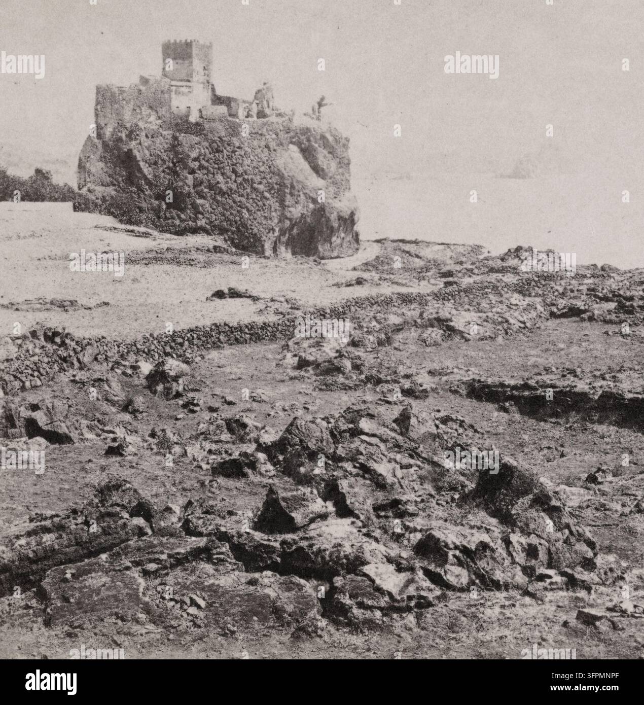 Photo d’archive des Fariglioni della Trizza, Catania, Sicile, Italie. (entre 1859 et 1866) cette stéréographie capture les Faraglioni dei Ciclopi au large de la côte d’Aci Trezza (historiquement rendu comme La Trizza), un village de pêche près de Catania sur la rive est de la Sicile. Enracinés dans la mythologie classique de l’Odyssée d’Homère, ces imposants pilier de basalte volcanique étaient traditionnellement célébrés comme les rochers lancés par le Cyclope aveugle Polyphème sur Odysseus en fuite. Banque D'Images