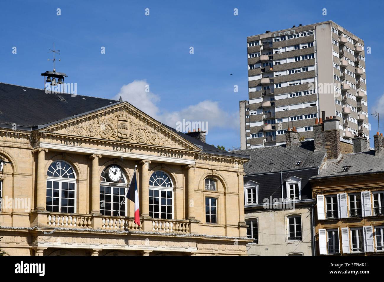Sedan, Ardennes, France, Ancien et moderne, les appartements modernes surplombent l'ancien Hôtel de Ville. Banque D'Images