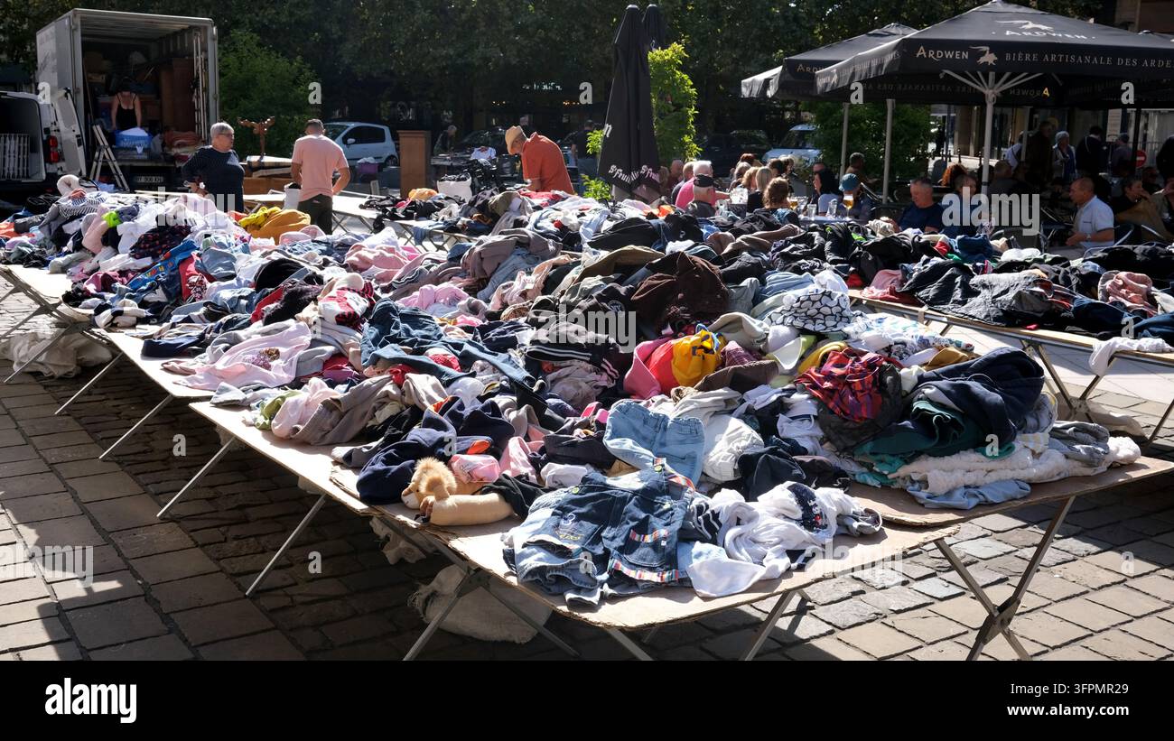 Sedan, Ardennes, France. Vêtements gratuits donnés pour la collecte de distribution et le recyclage si indésirables Banque D'Images