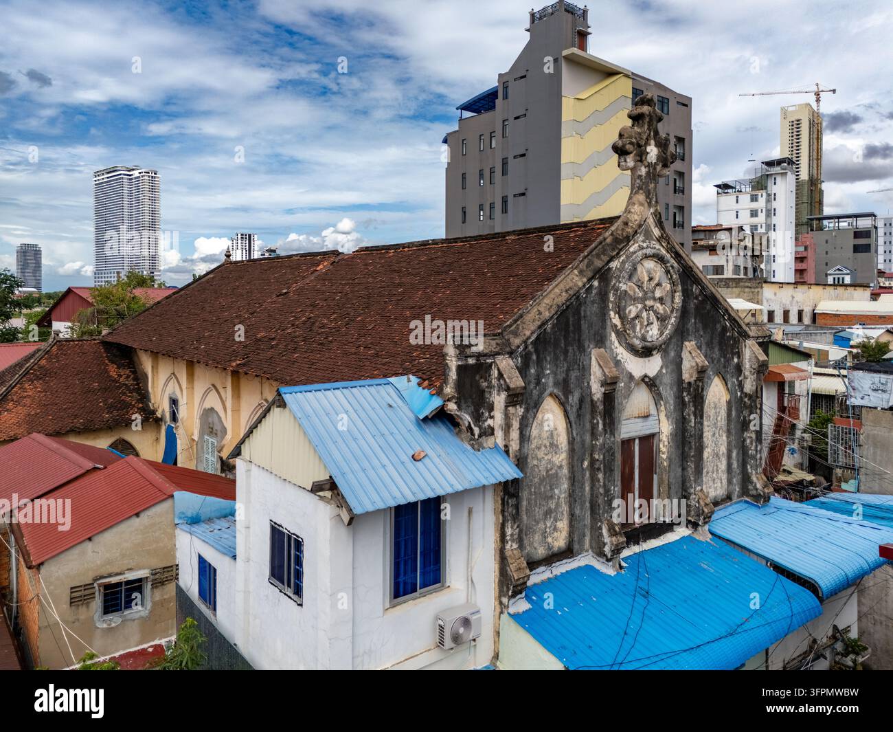 Vue aérienne du Couvent des Soeurs de la Providence historique mettant en valeur sa façade patinée et son toit en tuiles au milieu des bâtiments urbains modernes à Phnom P Banque D'Images