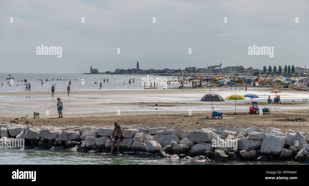 CAORLE, 02 septembre 2026 ; paysage éditorial panoramique avec beaucoup de personnes sur la plage de Falconera au bord de la mer Adriatique étincelante, pris sous une lumière estivale éclatante Banque D'Images