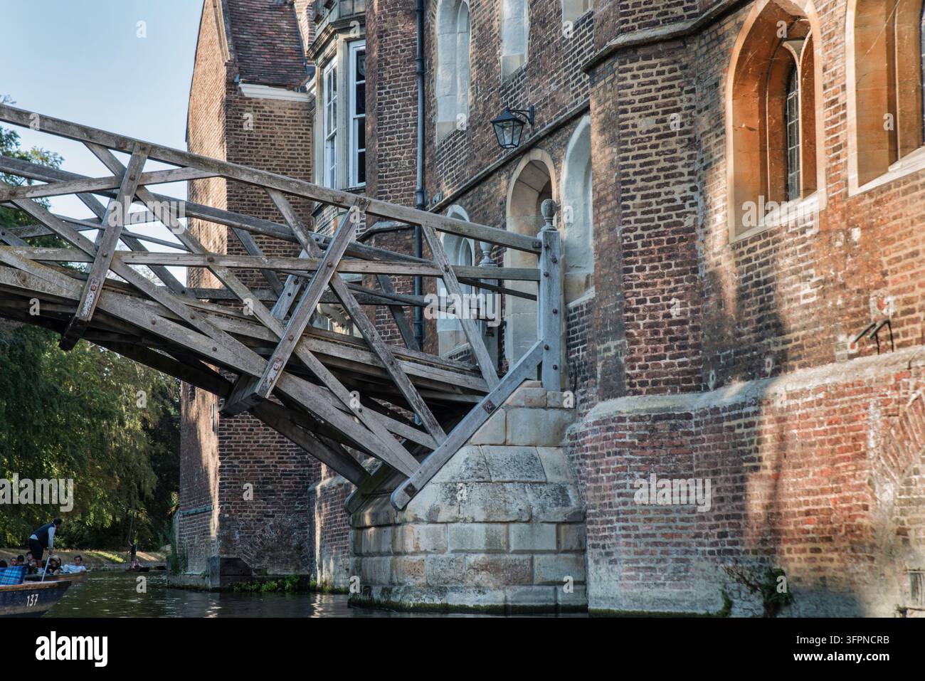 L'entrée en bois du Mathematical Bridge au Queen's College, Cambridge, Angleterre Banque D'Images