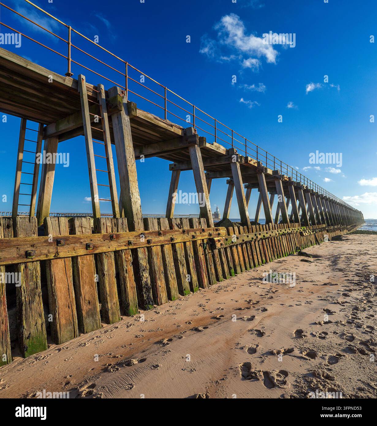 Une vue matinale en été par une journée ensoleillée du pier ouest de Blyth à Blyth dans le Northumberland, regardant vers le pier est et le phare du port de Blyth Banque D'Images