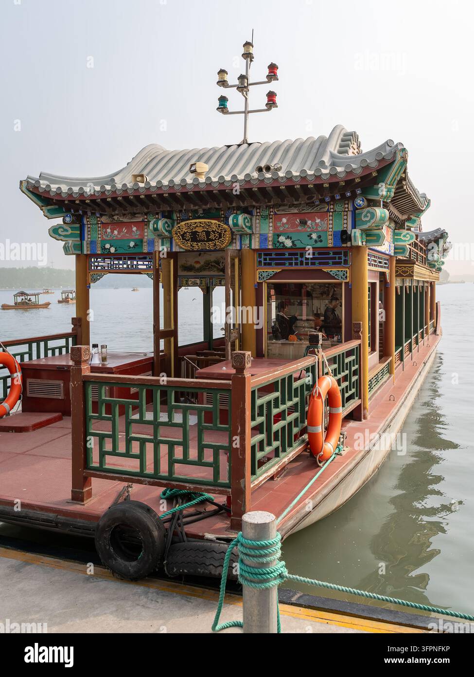 Bateau de croisière de style chinois traditionnel sur le lac Kunming au Palais d'été de Pékin, Chine Banque D'Images