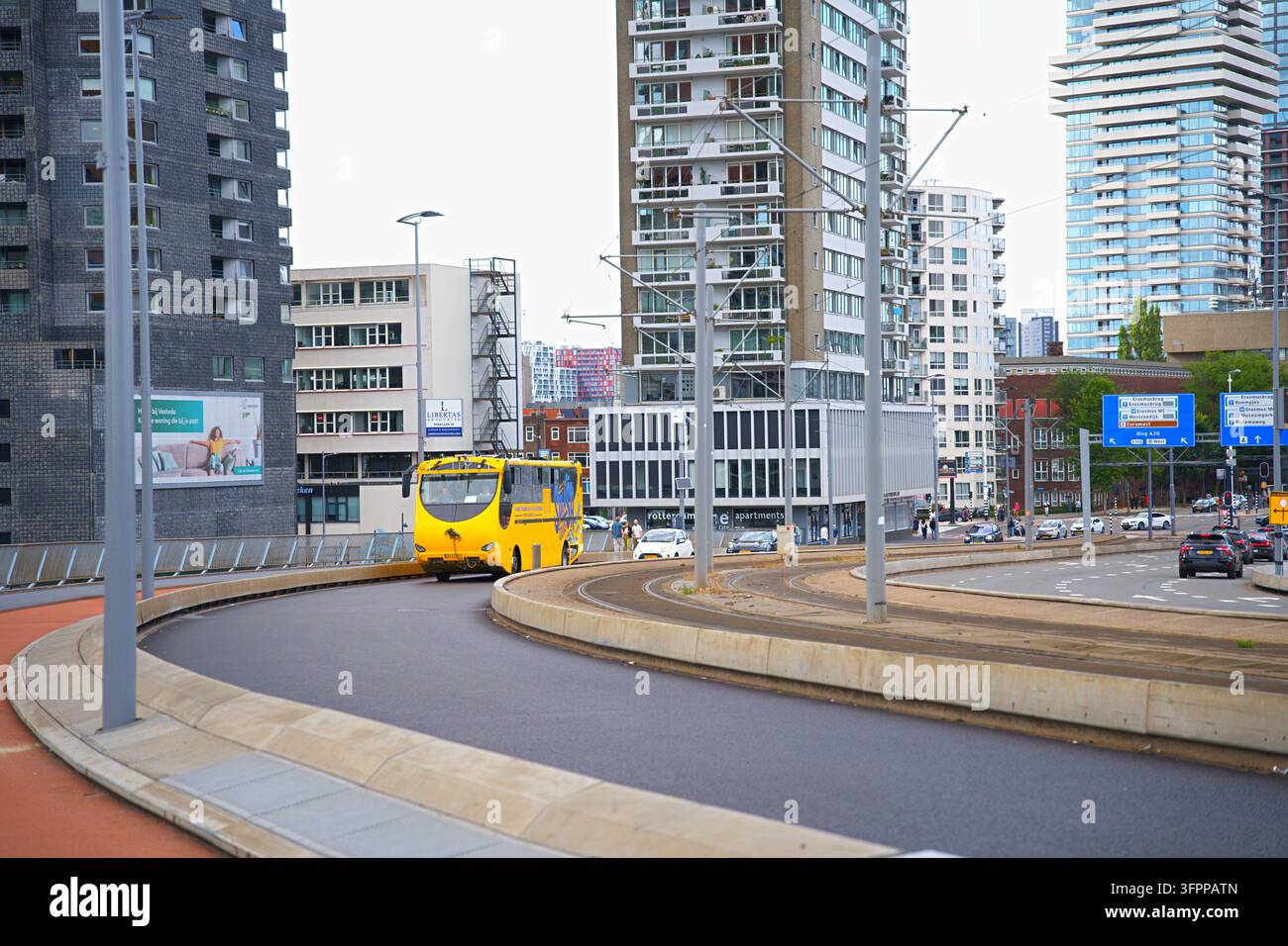 Rotterdam, Pays-Bas – 07.19.2026 Le célèbre bus amphibie jaune vif de Splashtours sur les routes de Rotterdam, Pays-Bas Banque D'Images