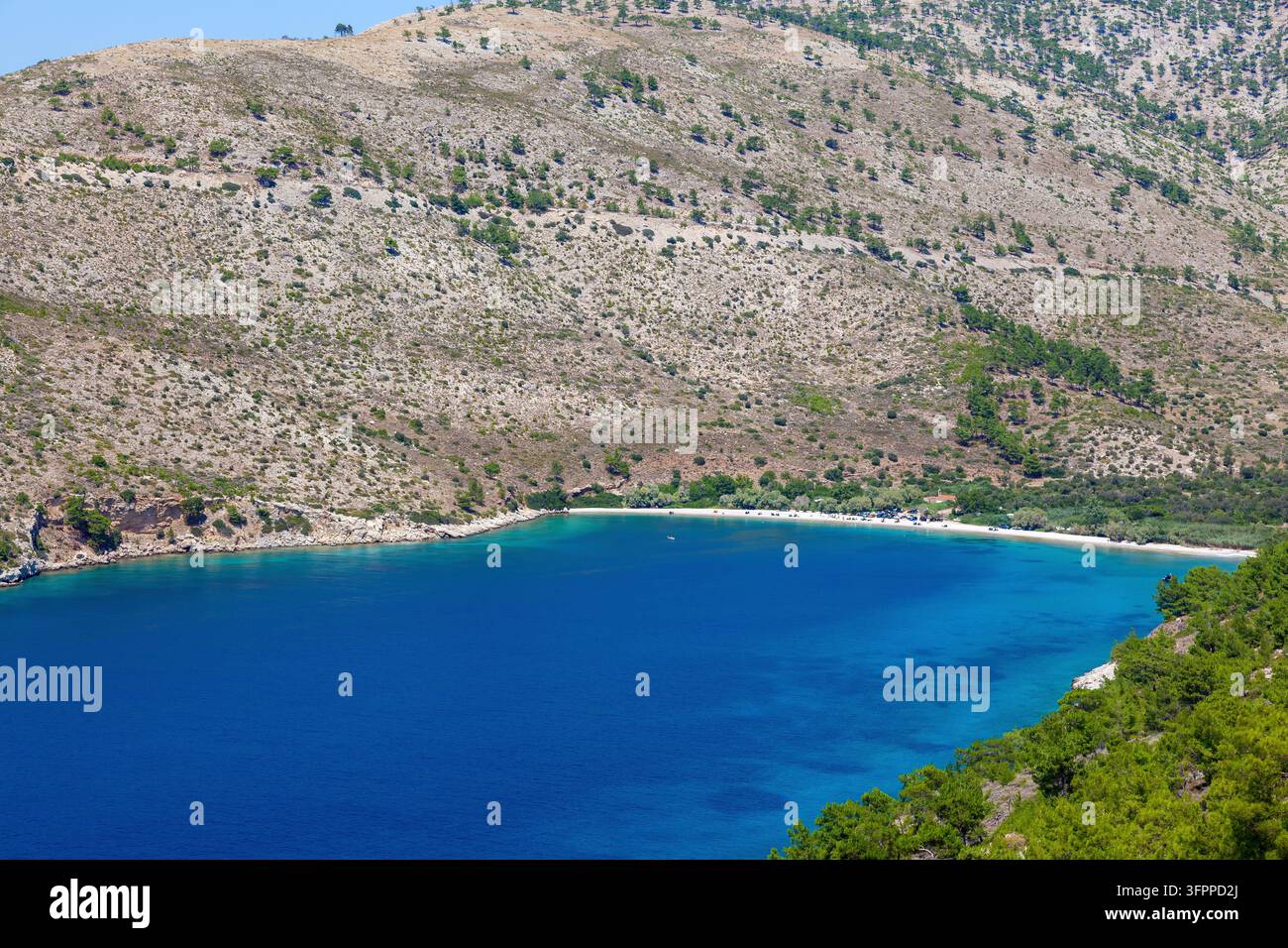 L'imposante plage d'Elinda avec ses eaux bleu profond, sur le côté ouest de l'île de Chios, en Grèce, en Europe. Banque D'Images