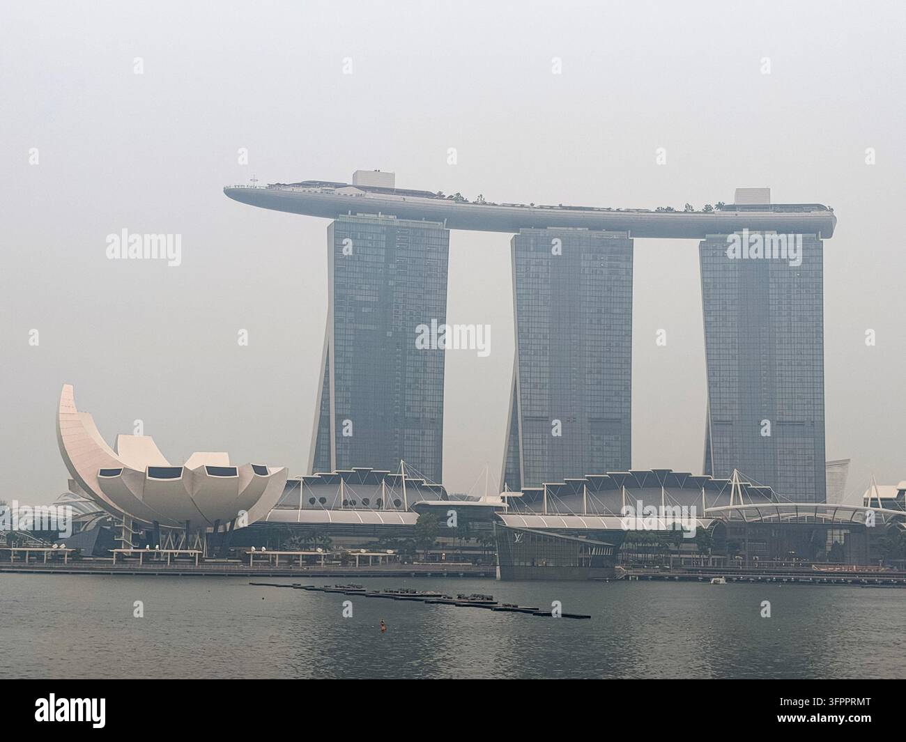 Marina Bay Sands et le musée ArtScience au-dessus de la Marina Bay, Singapour, le 5 octobre 2026 Banque D'Images