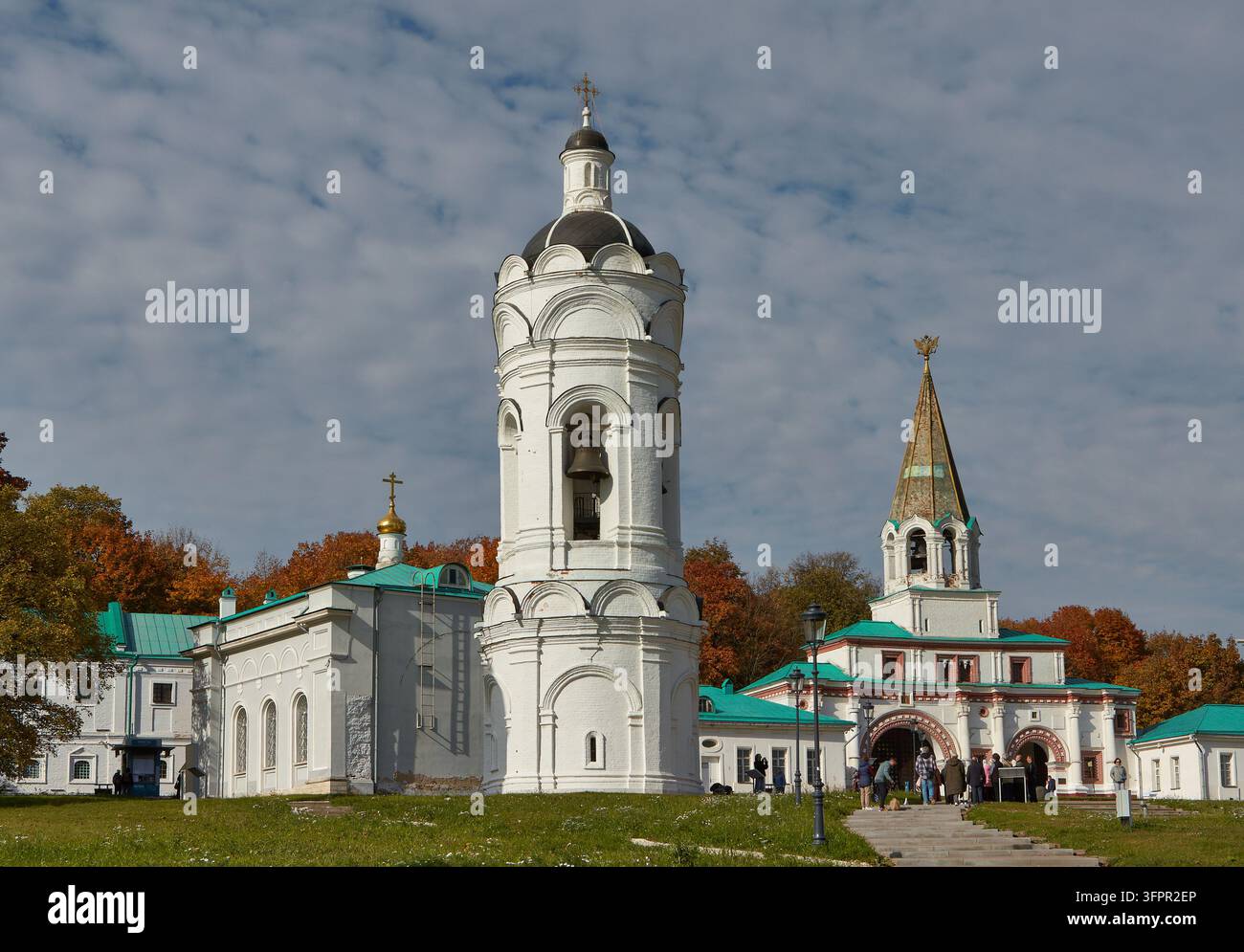 Moscou, Russie - 4 octobre 2026 : Vue panoramique du clocher historique de Saint-Georges et des portes d’entrée du parc Kolomenskoye. Banque D'Images