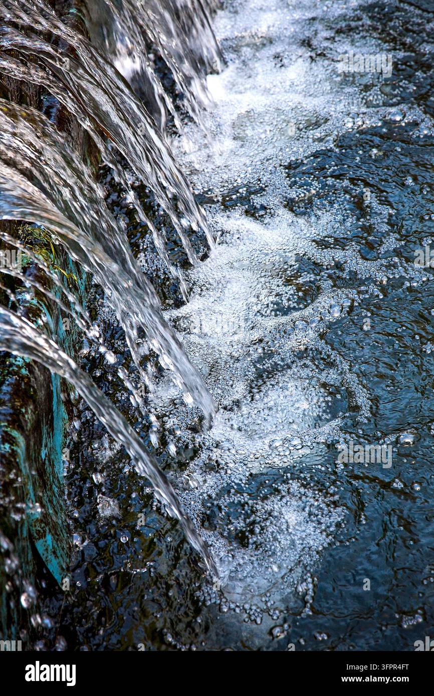 L'eau fraîche de la rivière coule à travers le temps, symbolisant la valeur durable d'une gestion durable de l'eau et la préservation des ressources naturelles Banque D'Images