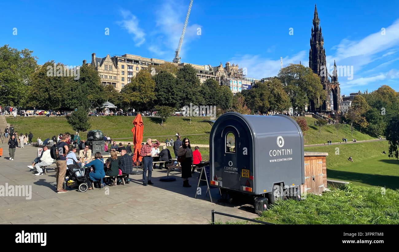 Une vue des Princes Street Gardens avec des visiteurs assis à des tables près du camion de restauration Contini aux National Galleries of Scotland, Édimbourg, Écosse Banque D'Images