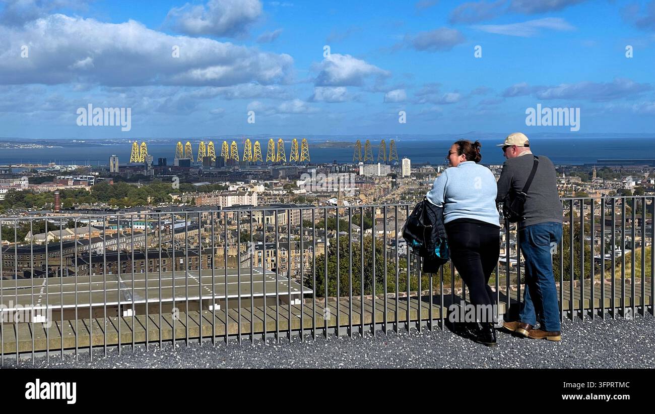 Profiter de la vue depuis Calton Hill avec les vestiges de fondations de turbines éoliennes offshore en construction visibles aux docks de Leith, Édimbourg, Écosse Banque D'Images