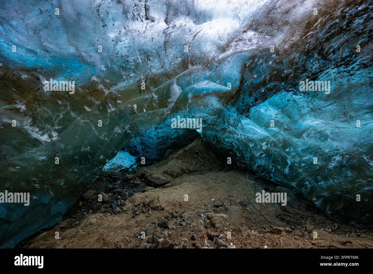 Grotte de glace bleue étincelante, Kulusuk, Groenland Banque D'Images