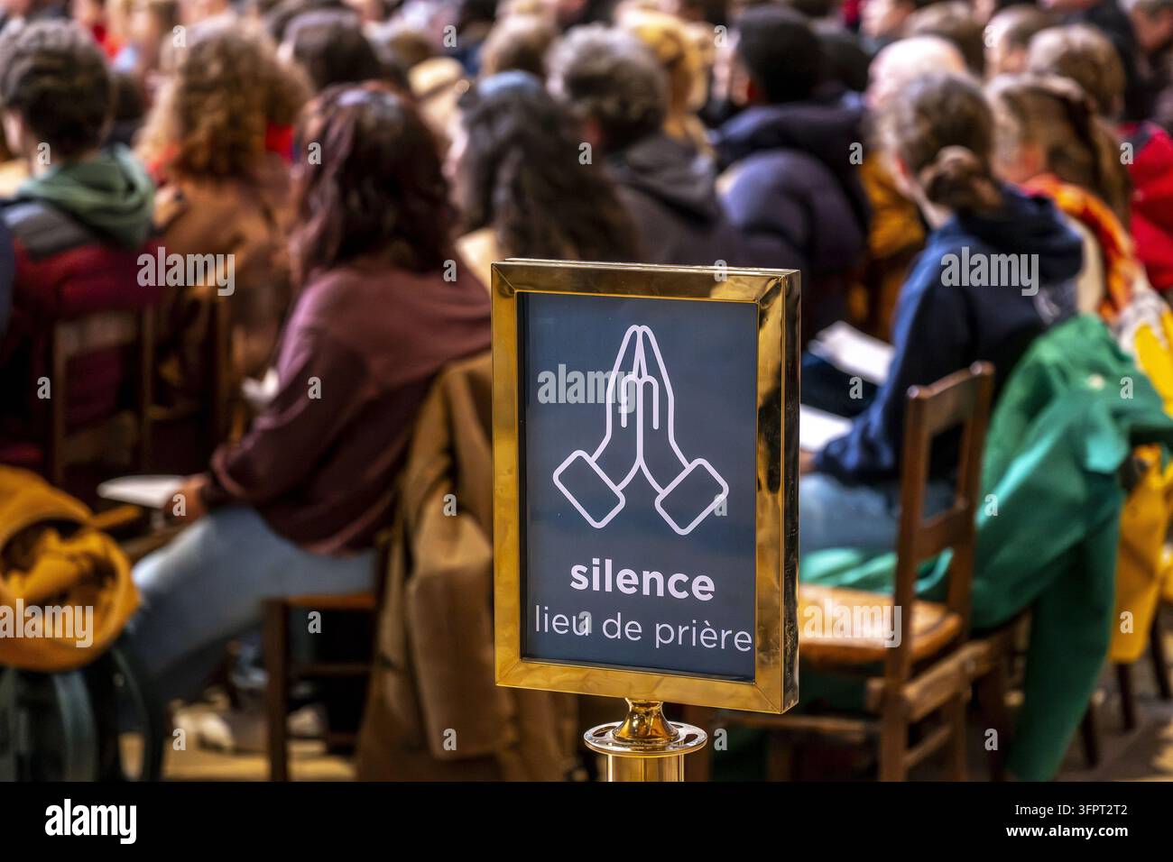 Signe de silence lors d’une réunion de prière organisée par la communauté de Taize à l’église Saint Sulpice, Paris, France Banque D'Images