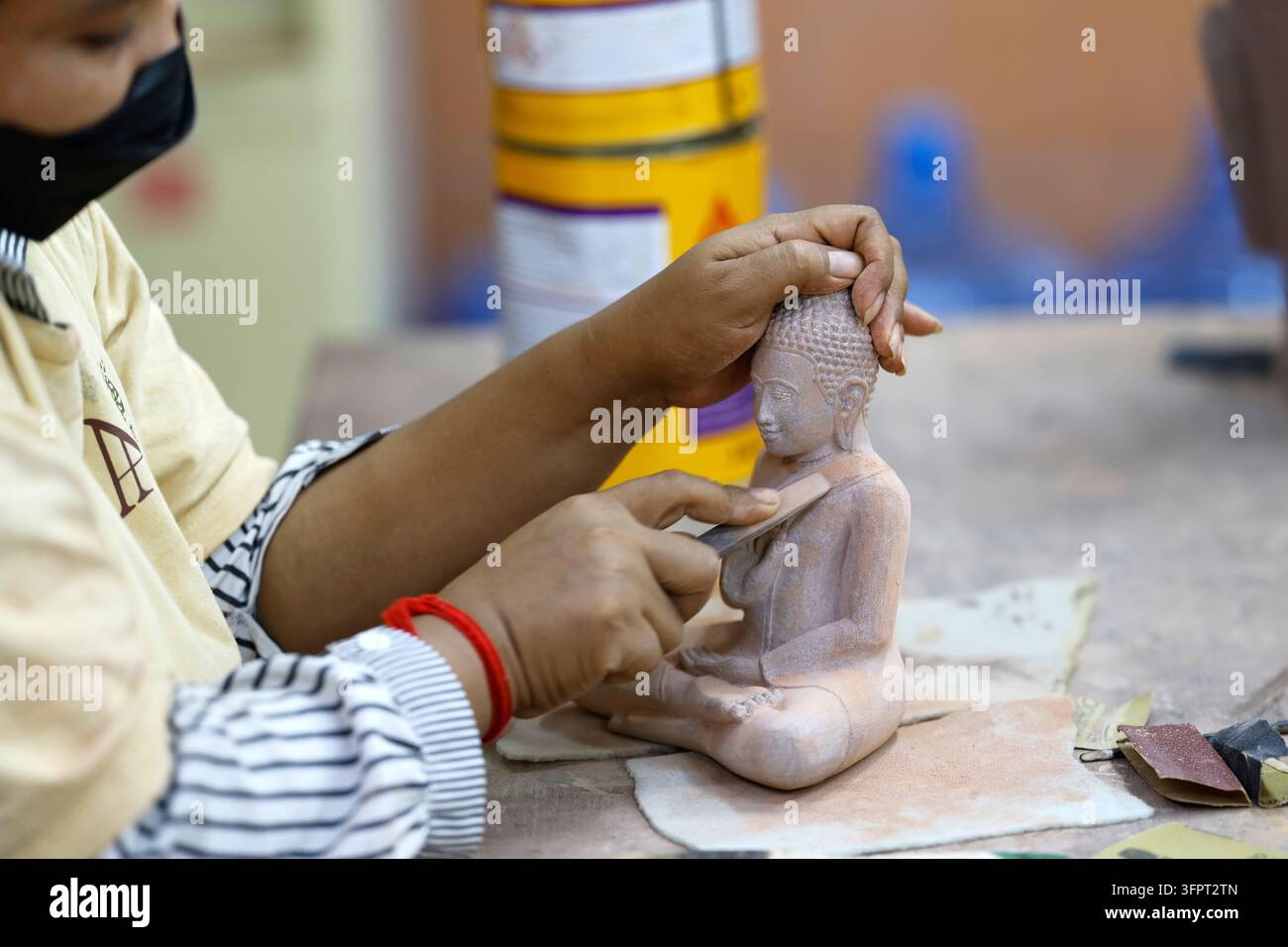 Artisans Angkor est une entreprise sociale dont l'objectif est de fournir un emploi aux jeunes des zones rurales tout en préservant l'artisanat traditionnel khmer. Sculpture sur pierre. Siem Reap. Cambodge. Banque D'Images