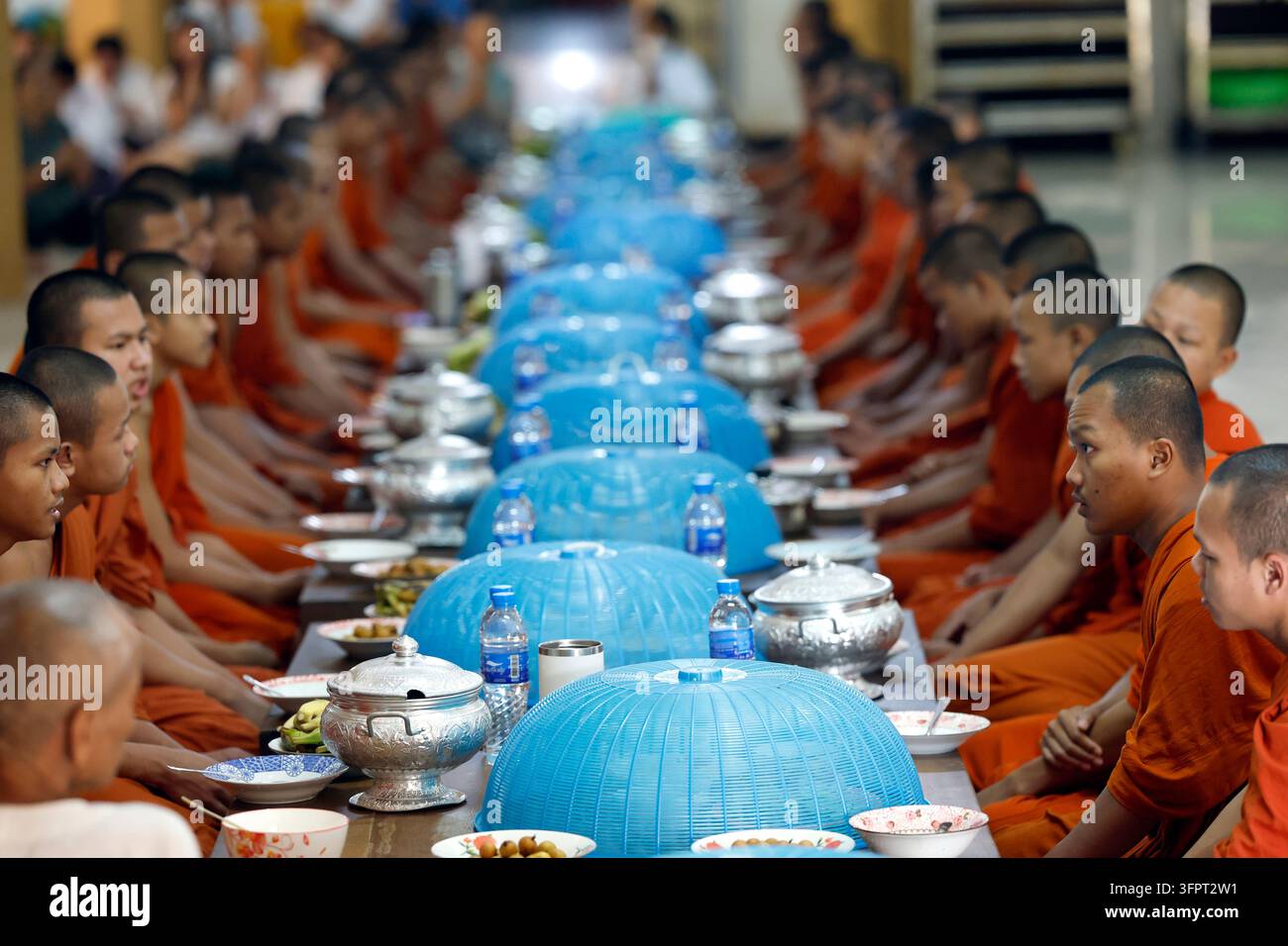Temple de Wat Bo. Les moines bouddhistes en robes orange partagent un repas commun. Siem Reap. Cambodge. Banque D'Images