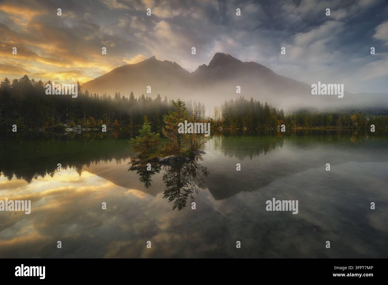 Vue du lac Hintersee au coucher du soleil avec la brume dévalant la forêt et les montagnes environnantes à Ramsau bei Berchtesgaden, en Bavière, Allemagne. Banque D'Images