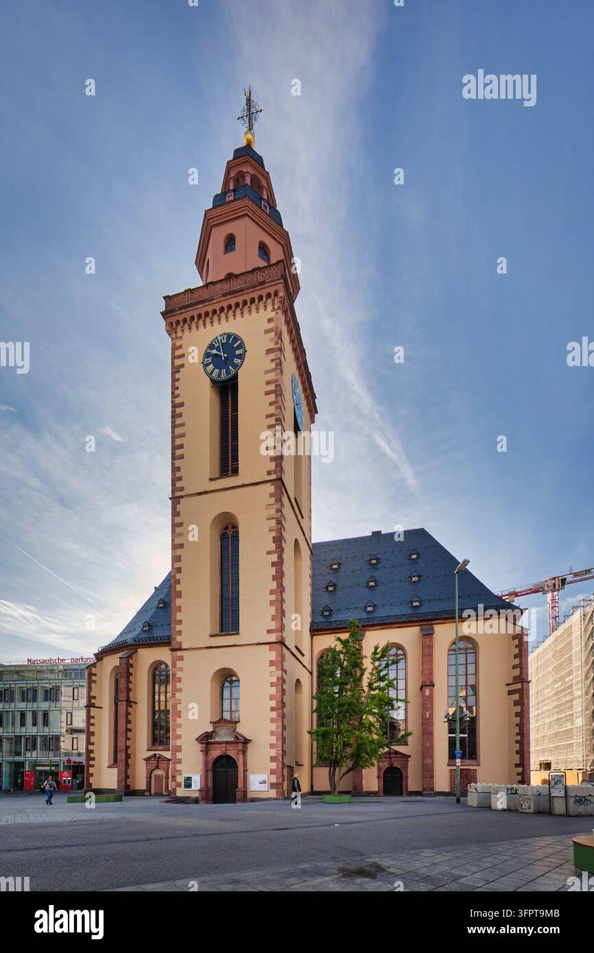 Francfort, Allemagne, 4 octobre 2026 : Église historique Sainte-Catherine (Katharinenkirche) avec clocher sous un ciel bleu clair à la Hauptwache à Francfo Banque D'Images