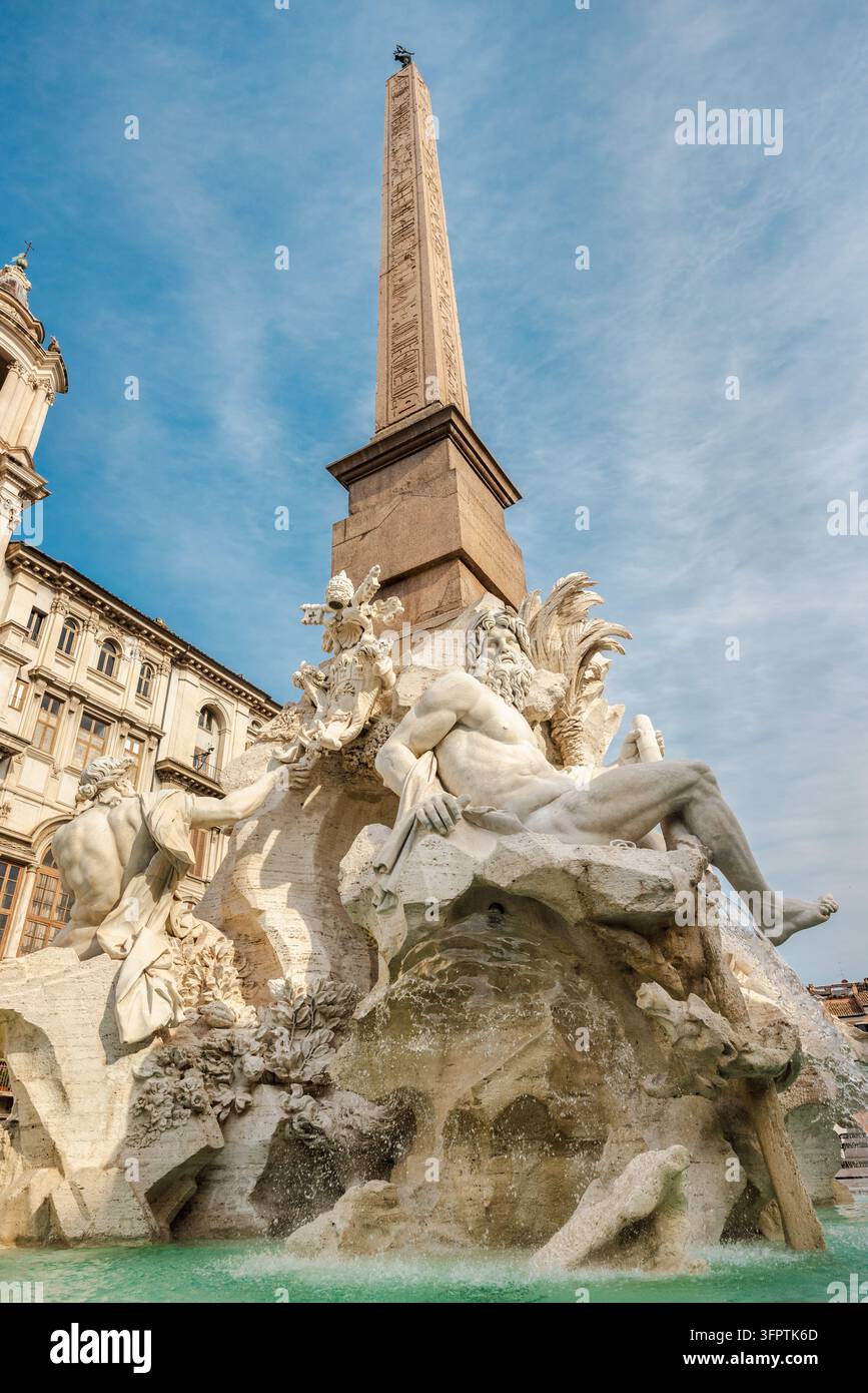 Rome, Italie, 20 août 2025 : La Fontaine des Quatre Fleuves de Bernini s’élève autour d’un obélisque antique sur la Piazza Navona, à Rome. Banque D'Images