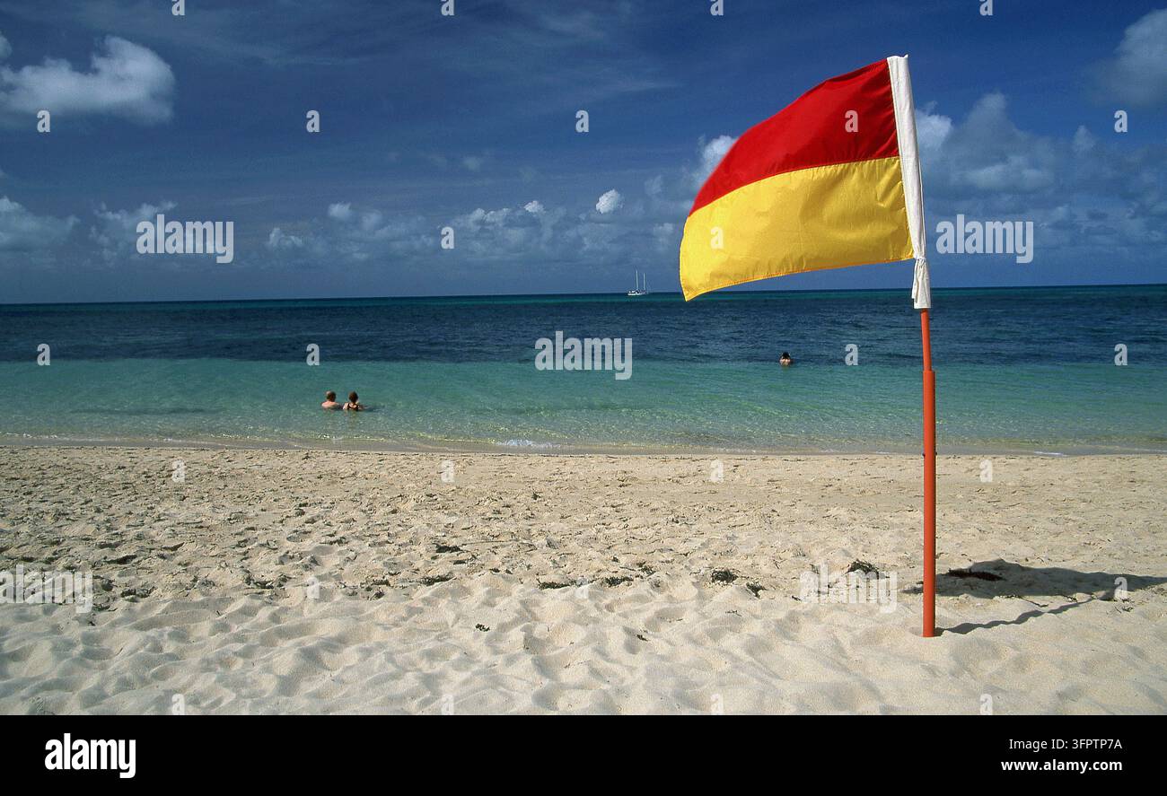DRAPEAU DE SAUVETAGE ROUGE ET JAUNE SUR LA PLAGE DE GREEN ISLAND, QUEENSLAND, AUSTRALIE. Banque D'Images