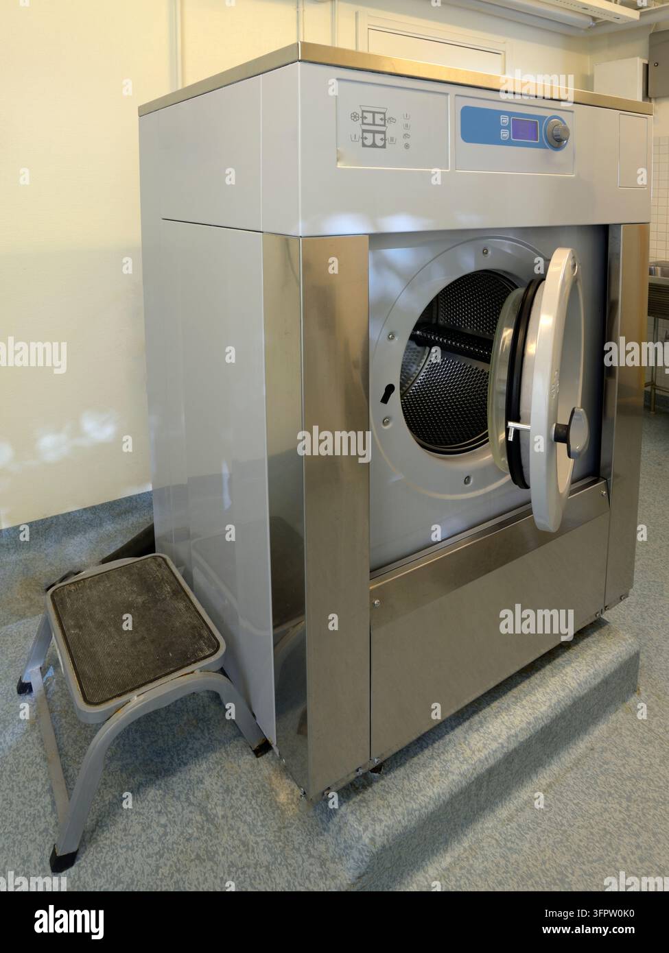 Salle de lavage d'immeuble d'appartements partagés avec machine à laver Banque D'Images
