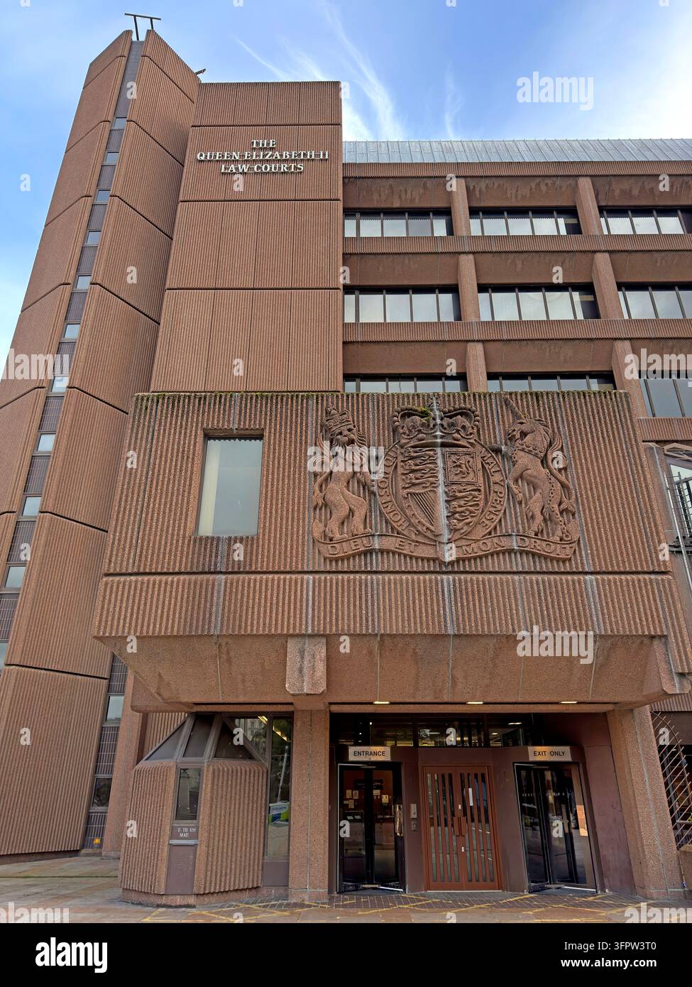 Le bâtiment moderniste des Queen Elizabeth II Law Courts s'élève au-dessus de la place Derby dans le centre de Liverpool. Banque D'Images