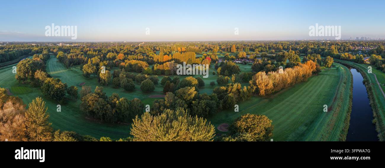 Panorama aérien du terrain de golf de Didsbury et de la rivière Mersey au lever du soleil Banque D'Images