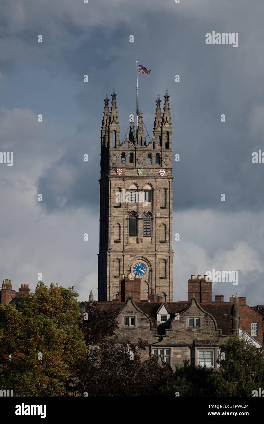 Église St. Mary vue depuis l'hippodrome, Warwick, Warwickshire, Angleterre, Royaume-Uni Banque D'Images
