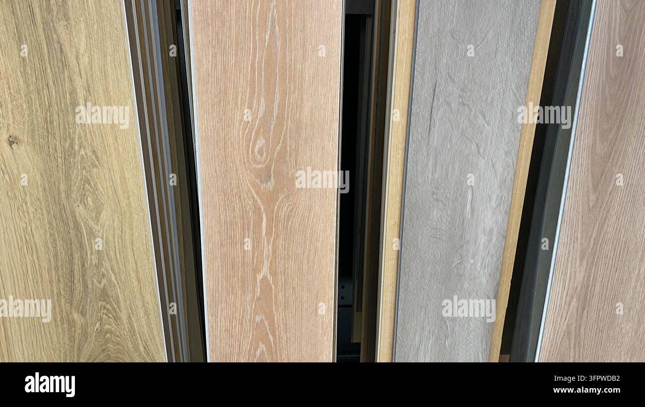 Échantillons de revêtement de sol effet bois dans différentes couleurs, teintes et textures exposés dans un magasin de bricolage Banque D'Images
