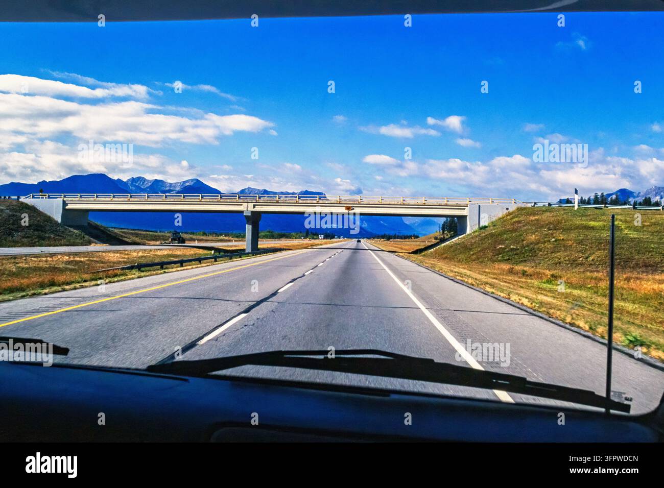Vue à travers le pare-brise d'une voiture roulant sur une autoroute Banque D'Images