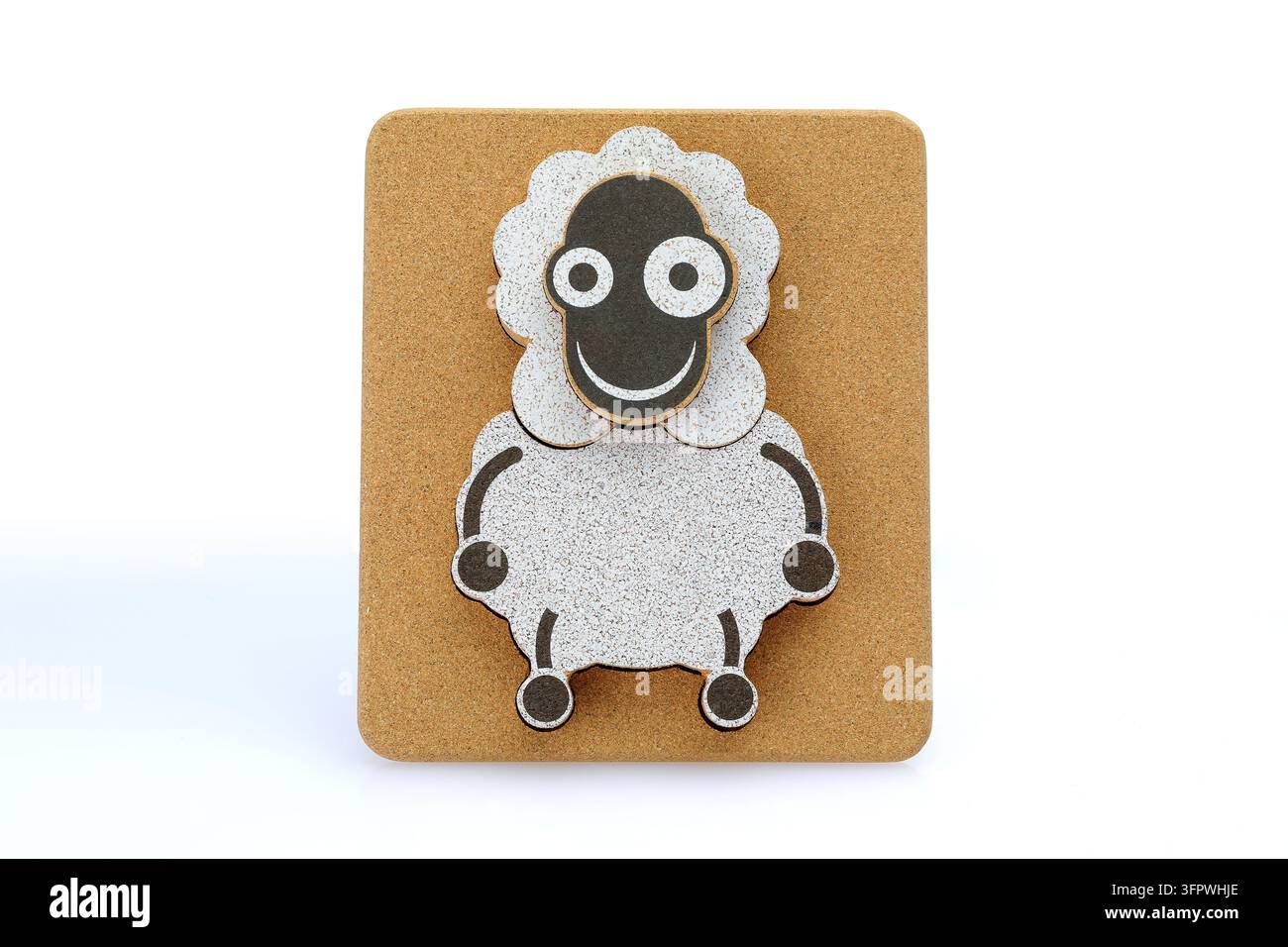 Personnage de mouton blanc sur une planche en bois naturel comme jouet éducatif sur le thème des animaux ludique Banque D'Images