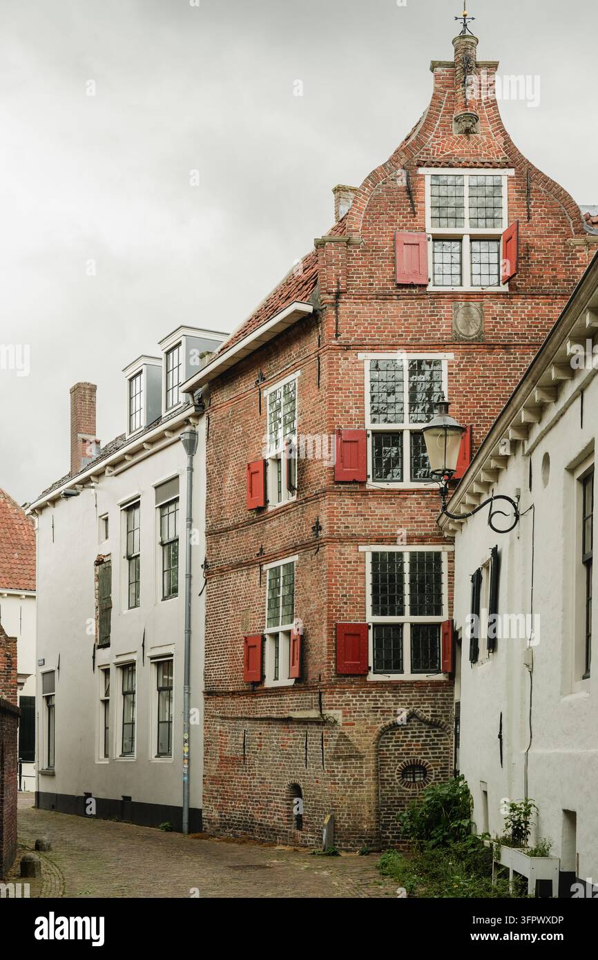 Maison hollandaise historique à pignon sur une ruelle étroite Banque D'Images
