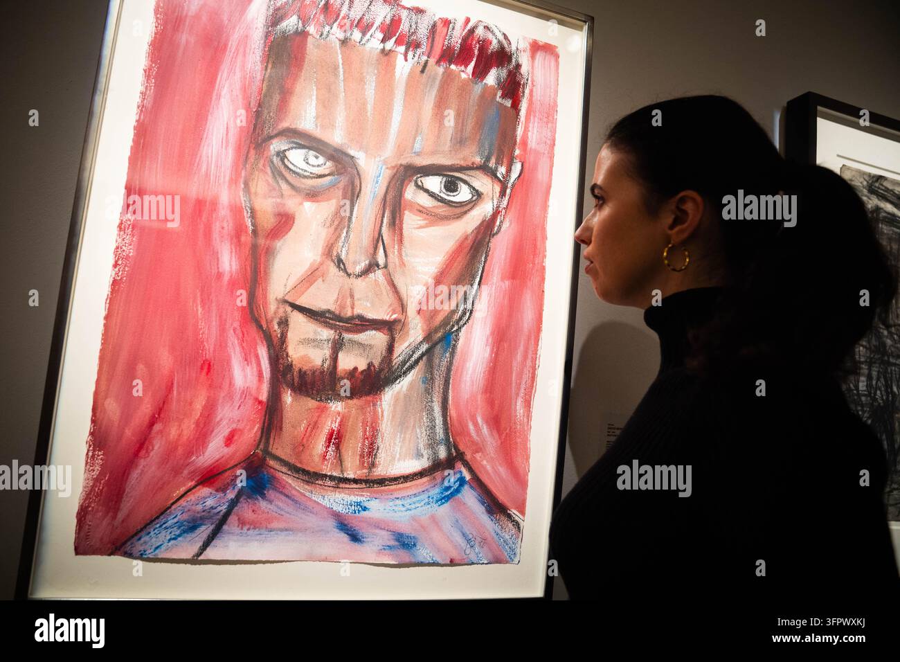 Un membre du personnel de Sotheby's regarde l'‘Autoportrait‘ de David Bowie. L'œuvre fait partie des ventes aux enchères de la semaine Frieze de Sotheby's, présentant plus de 70 œuvres d'art de Willem de Kooning, Mark Rothko, Gerhard Richter, Andy Warhol, David Hockney, Banksy, Yayoi Kusama, L.S. Lowry, Barbara Hepworth, Sir Winston Churchill et d'autres. Date de la photo : vendredi 9 octobre 2026. Banque D'Images
