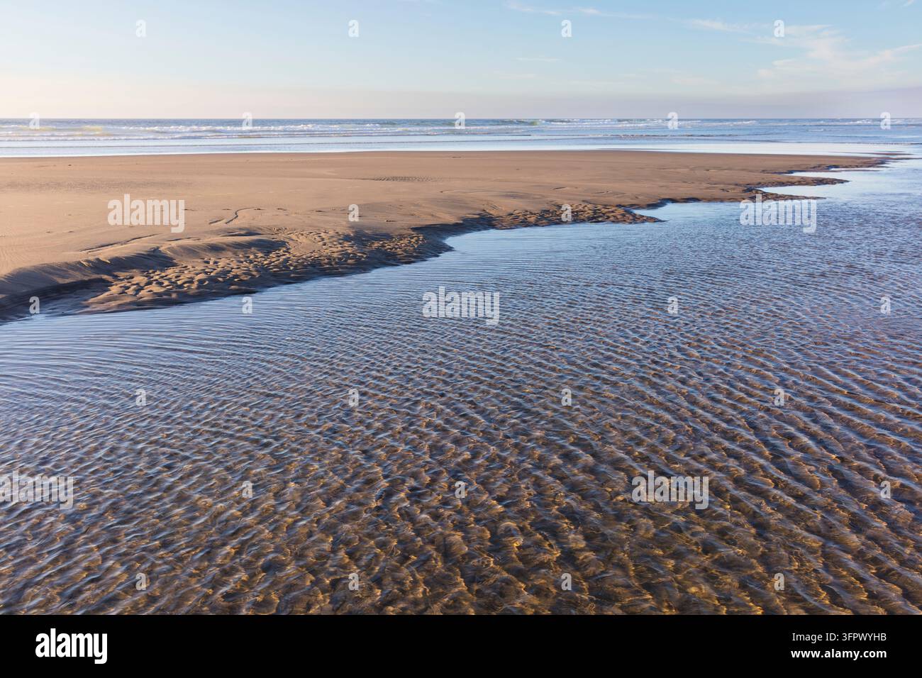 Sable de plage, flaques de marée et marée montante au crépuscule, péninsule de Long Beach, Washington Banque D'Images