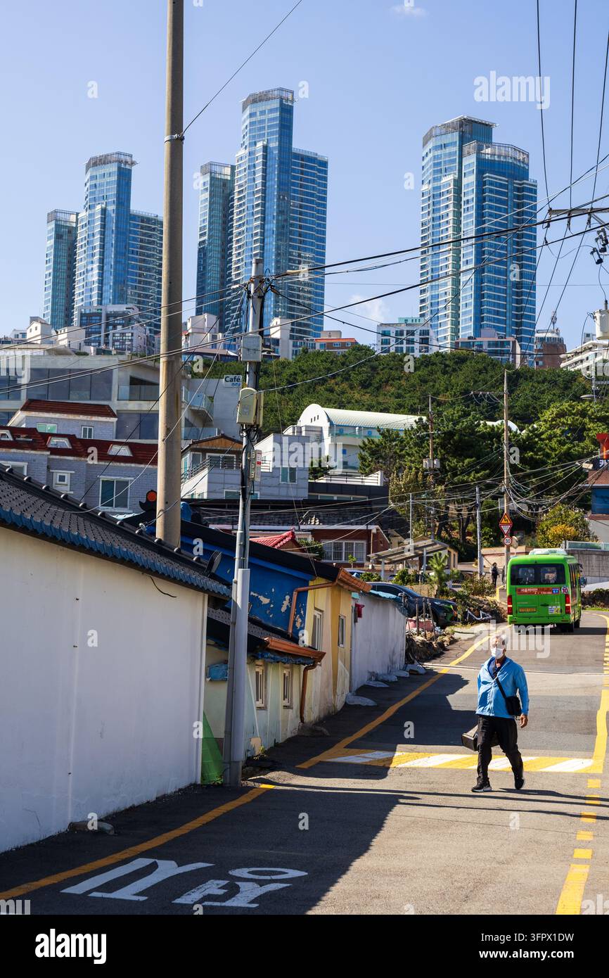 Corée du Sud, Busan - 22 sep 2026 : Haeundae LCT Les gratte-ciel Sharp au-dessus des rues anciennes à Busan, Corée du Sud Banque D'Images