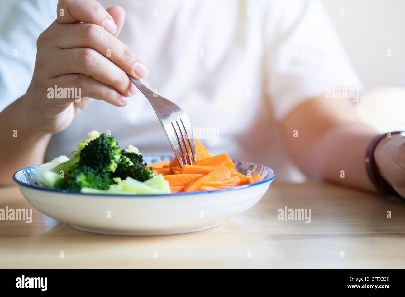Jeune femme asiatique mangeant une salade saine au restaurant ou à la maison, mode de vie sain, concept de régime. Banque D'Images