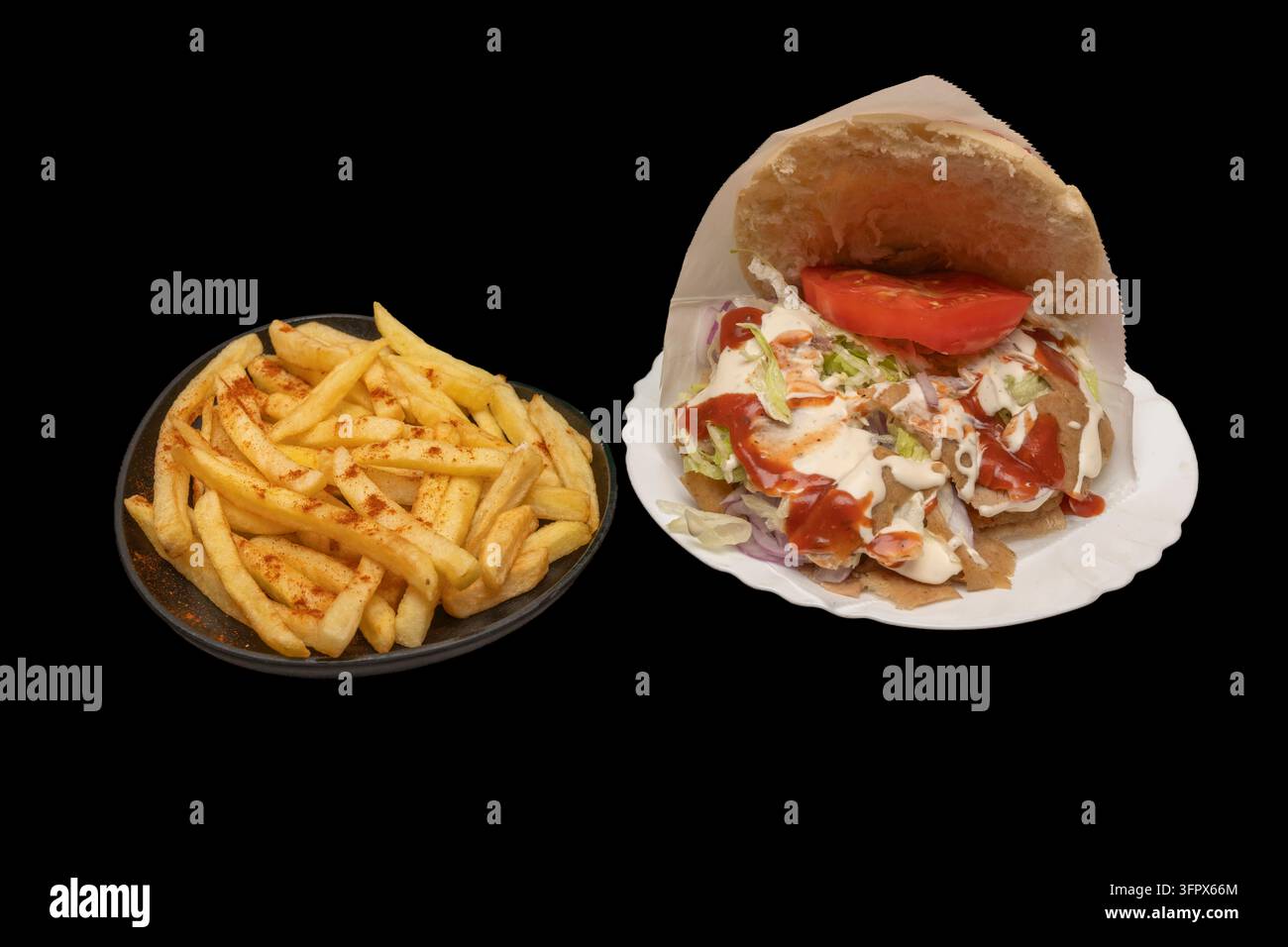 Kapsalon Döner dans un pain pita avec salade et sauces, accompagné d'une portion de frites assaisonnées à la paprique. Banque D'Images