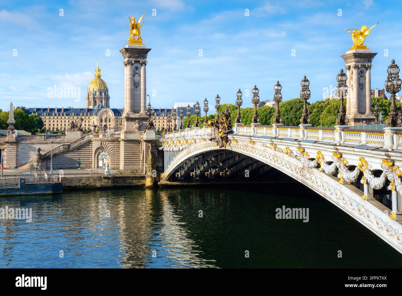 Le pont Alexandre III sur la Seine à Paris, France, est l'un des monuments historiques les plus populaires de la ville Banque D'Images