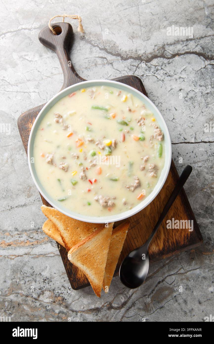 La soupe Shepherd's pie a tout le goût réconfortant du plat classique dans une soupe crémeuse et facile avec du bœuf, des légumes et des pommes de terre en gros plan sur l'assiette sur la ta Banque D'Images