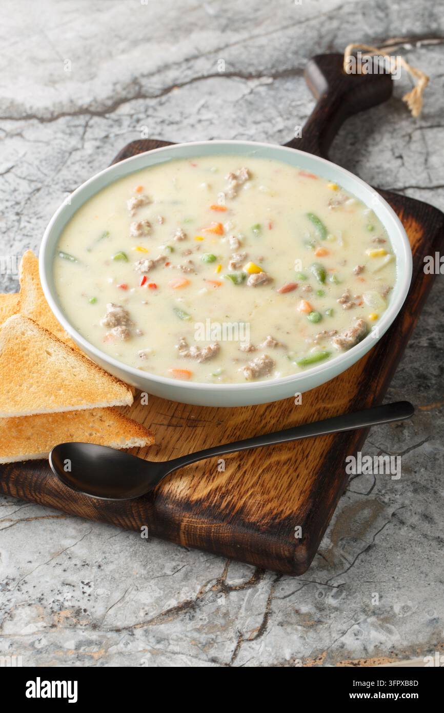 La soupe Shepherd's pie a tout le goût réconfortant du plat classique dans une soupe crémeuse et facile avec du bœuf, des légumes et des pommes de terre en gros plan sur l'assiette sur la ta Banque D'Images