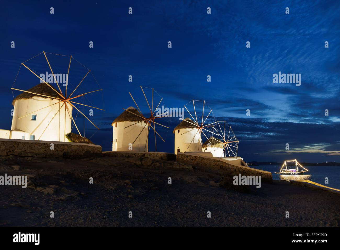 Moulins à vent illuminés emblématiques la nuit, île de Mykonos, Grèce. Banque D'Images