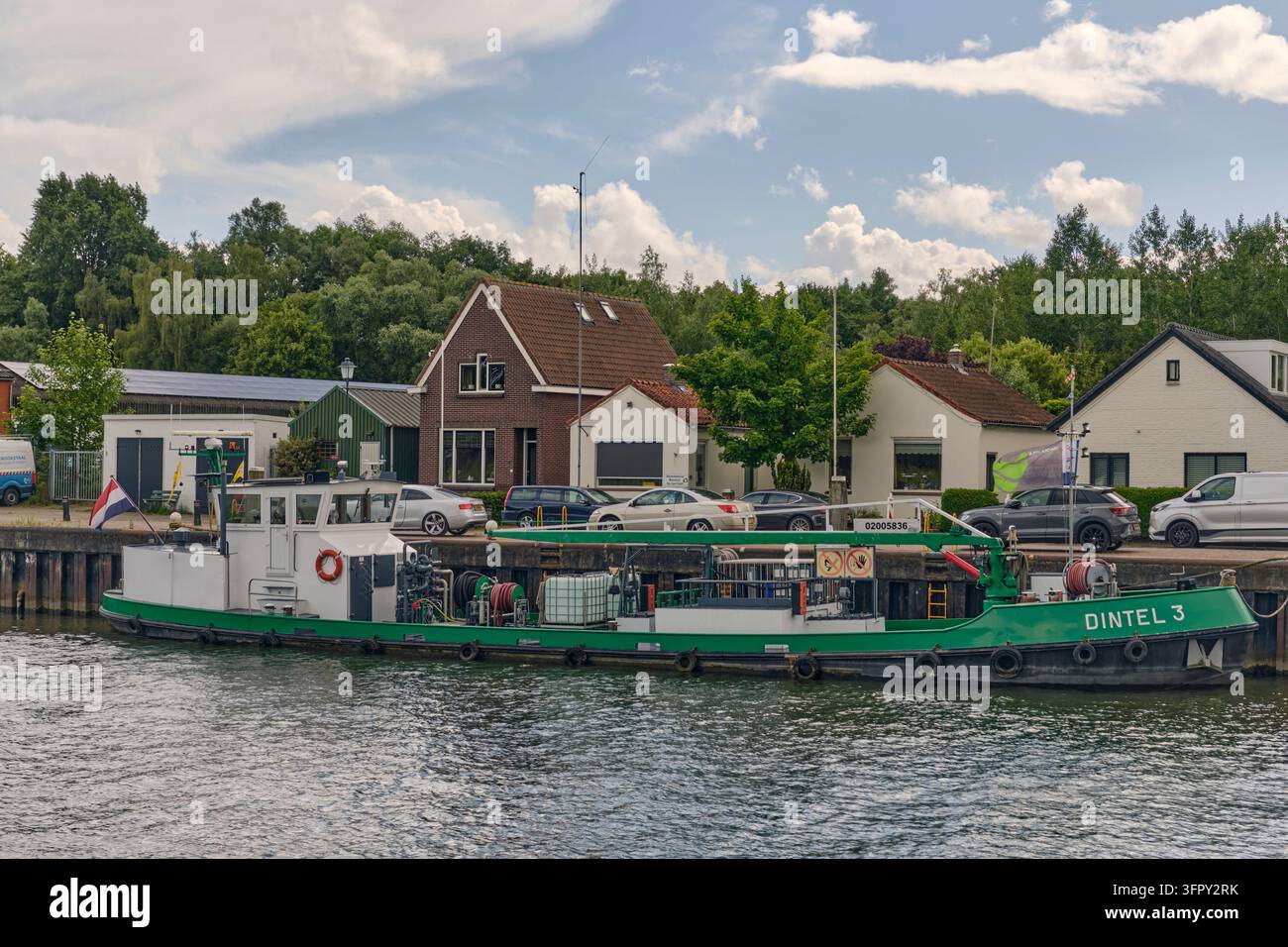 Moerdijk, Pays-Bas – 4 juin 2026 : Navire de soutien pour la navigation intérieure Dintel 3 amarré au quai, logistique maritime industrielle et infrastructures de transport fluvial, bateau de travail vert et blanc à l'arrêt Banque D'Images