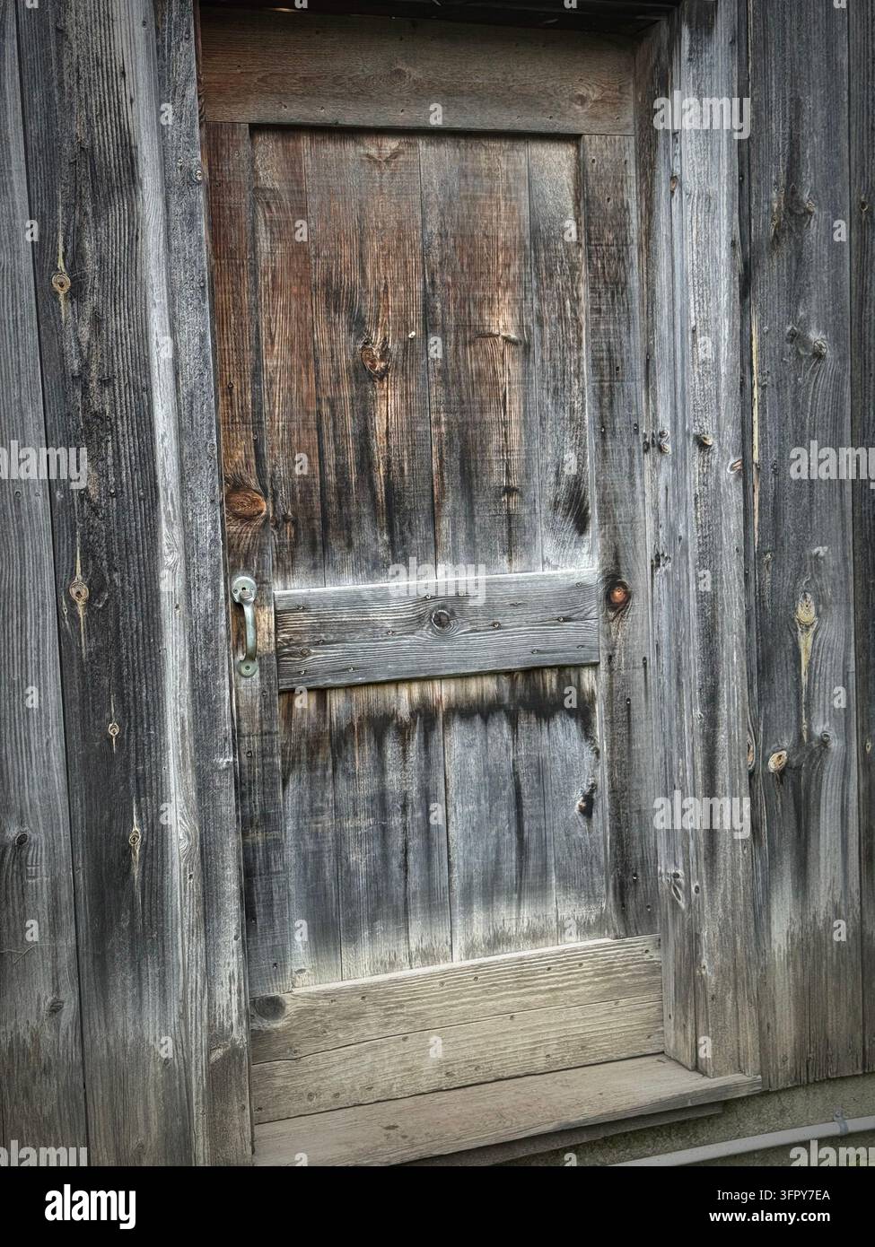Une vieille porte usée à la ferme de Hudak à Saint Albans, Vermont. Banque D'Images