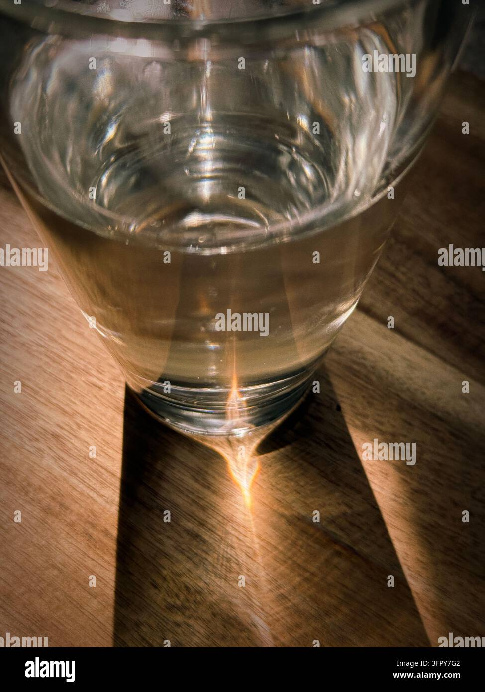 La lumière du soleil se reflétant à travers un verre. Banque D'Images