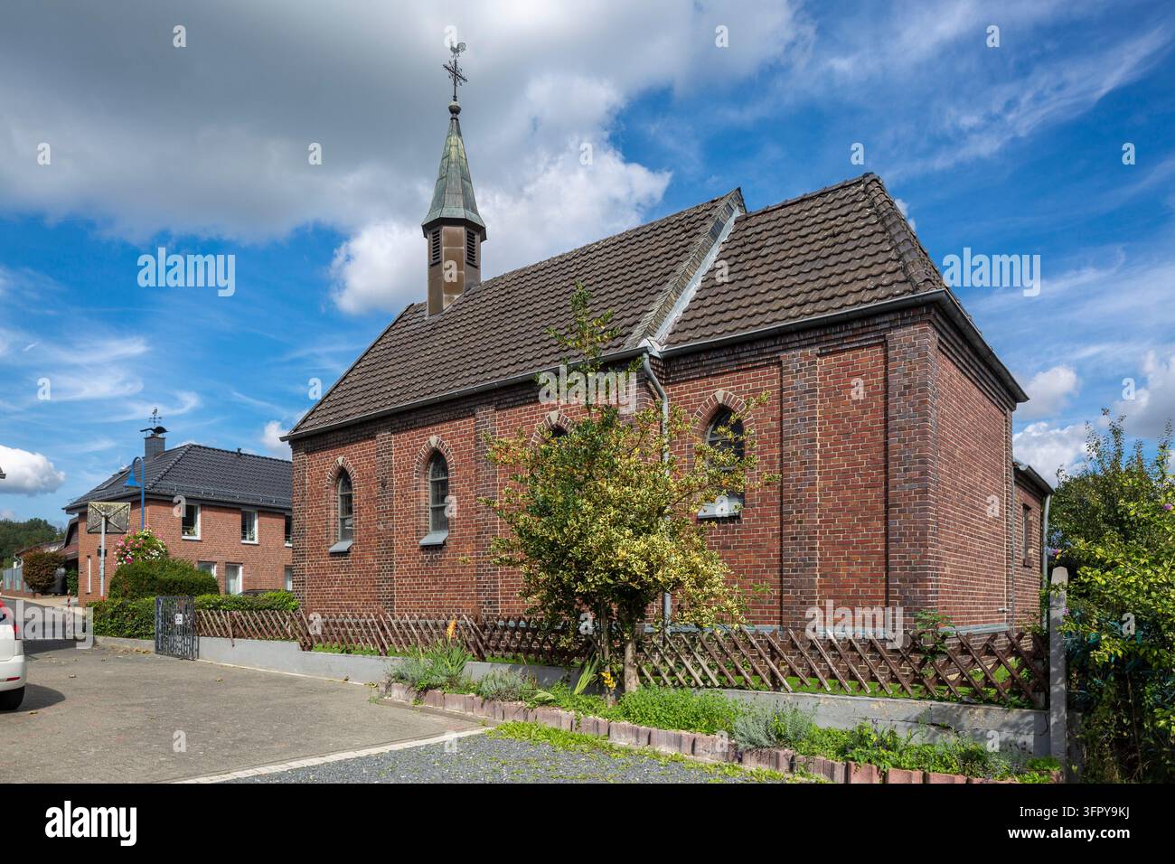Allemagne, Hückelhoven, Rur, Vallée de la Rur, Bas-Rhin, Rhénanie, Rhénanie du Nord-Westphalie, NRW, Hückelhoven-Altmyhl, Chapelle catholique Saint-Josef dans la localité d'Altmyhl, bâtiment en briques *** Légende locale *** Allemagne, Hückelhoven, Rur, Vallée de la Rur, Bas-Rhin, Rhénanie, Rhénanie du Nord-Westphalie, NRW, Hückelhoven-Altmyhl, Chapelle catholique Saint-Josef à Altmyhl, bâtiment en briques Banque D'Images