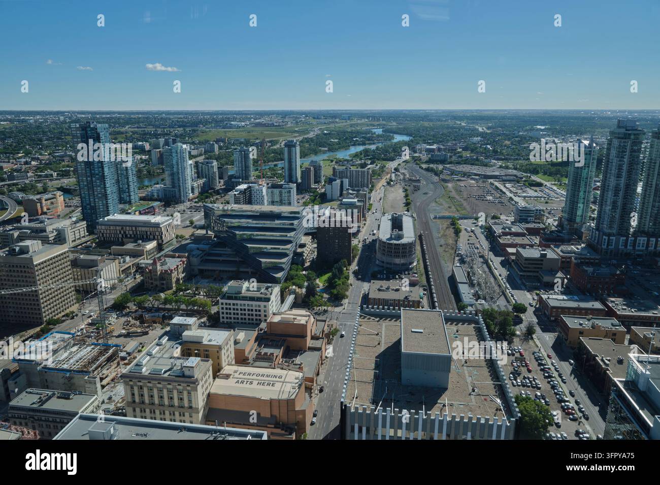 Vue de Calgary depuis la plateforme d'observation au sommet de la tour de Calgary Banque D'Images